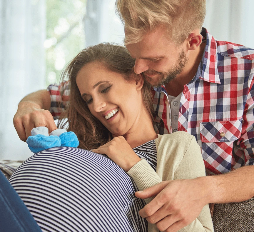 Couple heureux attendant attendant un heureux événement.