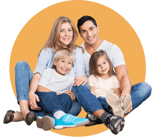 Famille heureuse et assis ensemble